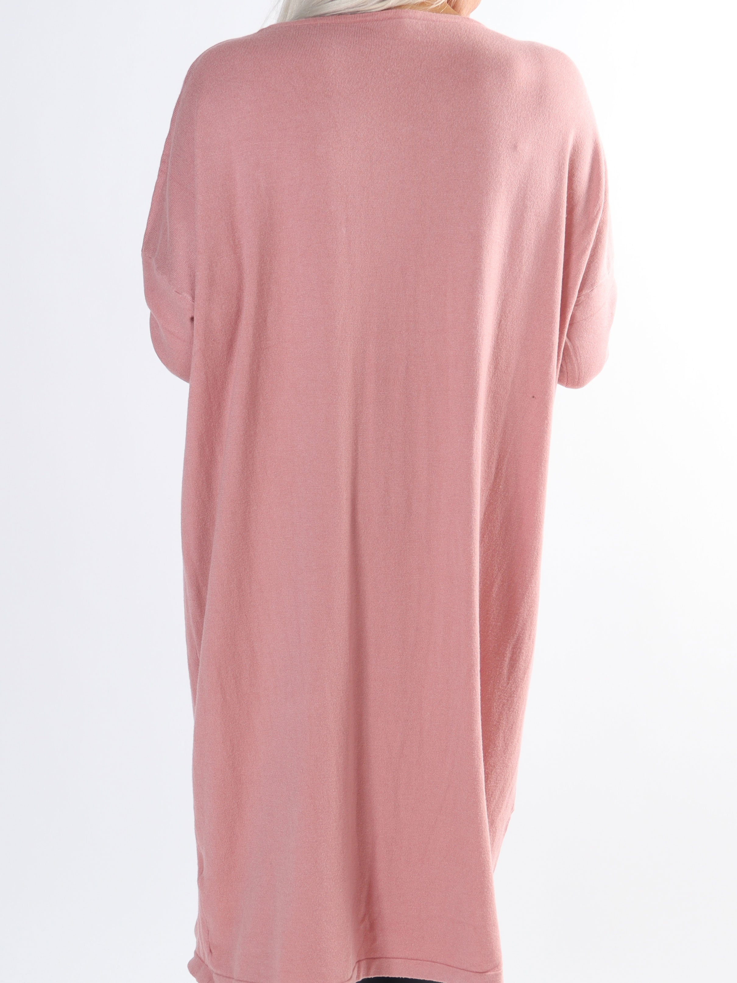 Yasha - Blød plus size strikkjole i strækbart stof pyntet med similisten